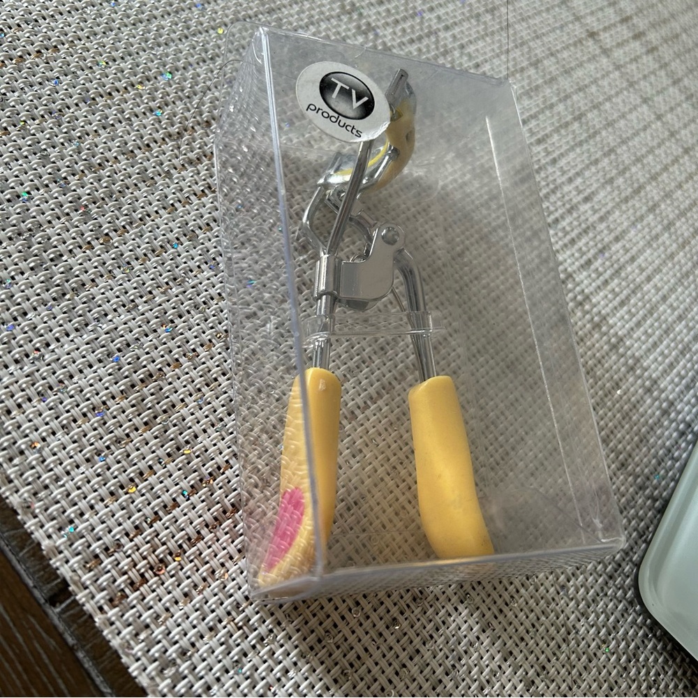 Eyelash Curler with Builtin Comb